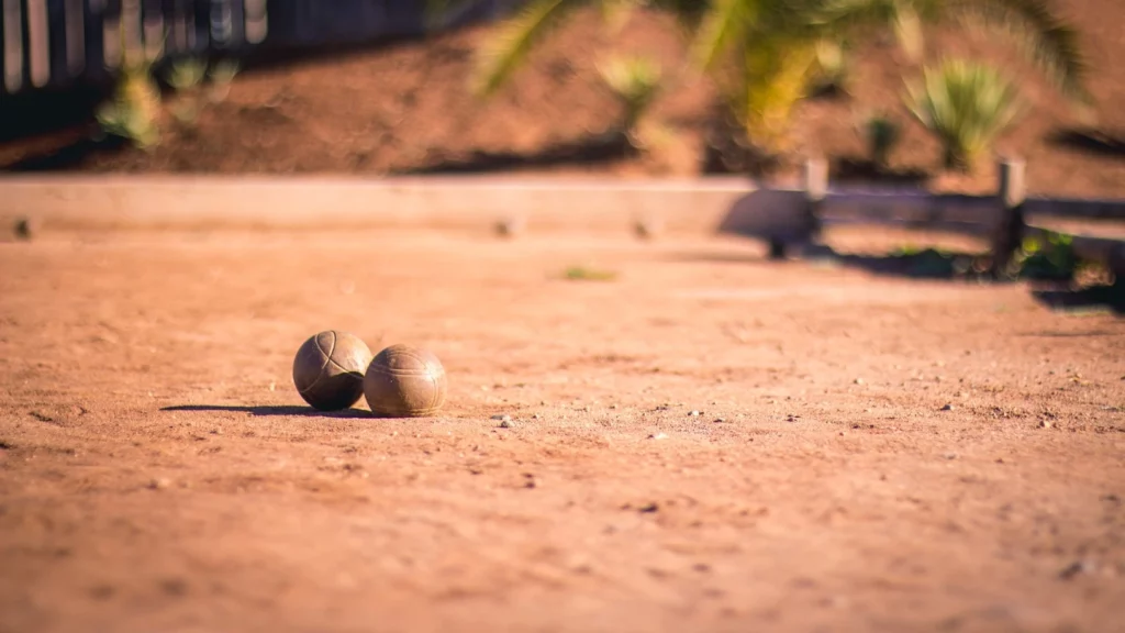 terrain de pétanque dans un jardin à Malesherbes